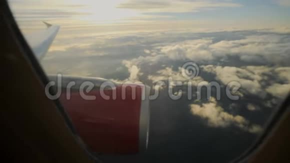 日落时分喷气式飞机在天空中的机翼视频的预览图