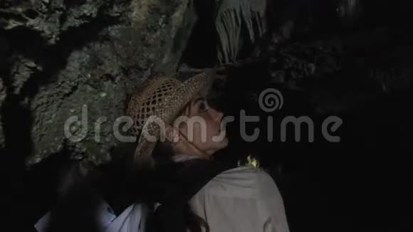 旅游女孩在洞穴中迷失了方向视频的预览图