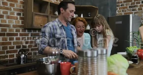 儿子制作家庭幸福的视频在厨房做饭快乐的微笑一起准备饭菜视频的预览图