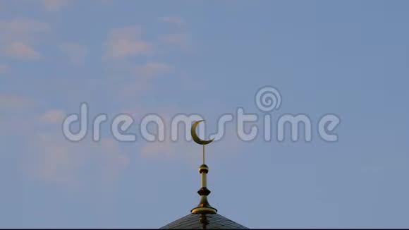 时间流逝伊斯兰清真寺尖塔上的金色月牙蓝色背景白云快关门视频的预览图