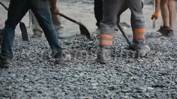 工人用铲子扔砾石视频的预览图