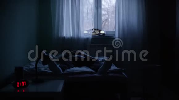 一个晚上患有深度抑郁症的男人的观点孤独的人躺在黑暗的床上视频的预览图