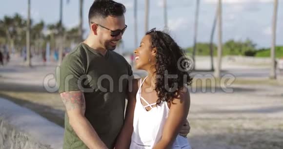 内容拥抱不同的夫妇在海岸线上视频的预览图