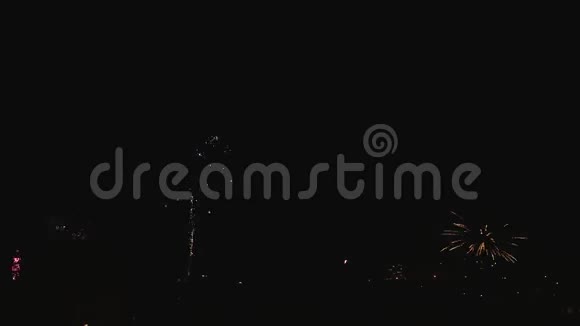 新年庆典城市烟花天空照明暗夜爆竹视频的预览图