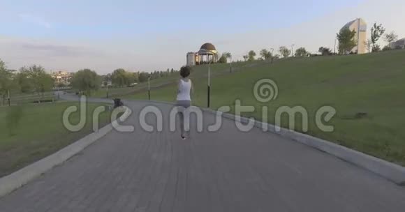 一个女孩在公园慢跑视频的预览图