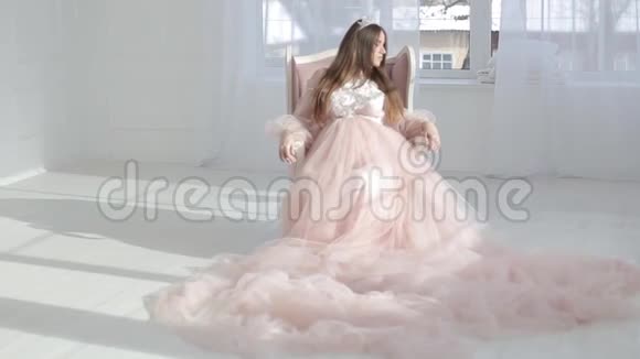 穿着粉色别致礼服的怀孕少女视频的预览图