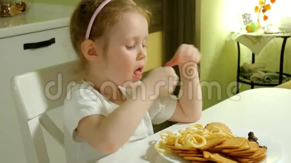 漂亮的女孩吃零食微笑侧视视频的预览图