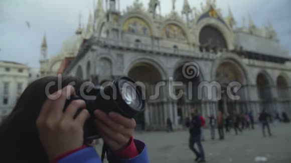 意大利圣马克斯广场著名威尼斯风景摄影女孩视频的预览图