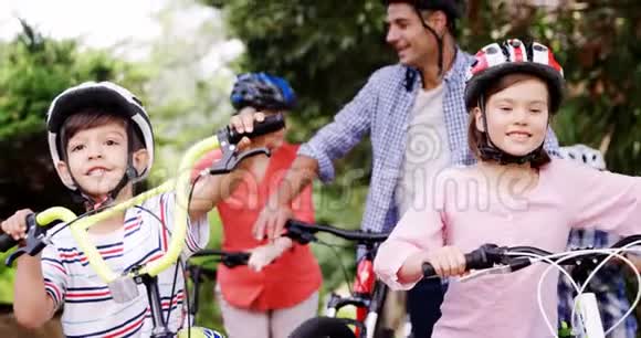 家长和孩子们在公园里骑自行车视频的预览图