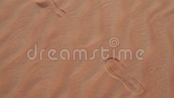 阿拉伯联合酋长国RubalKhali沙漠沙中的人类脚印视频的预览图