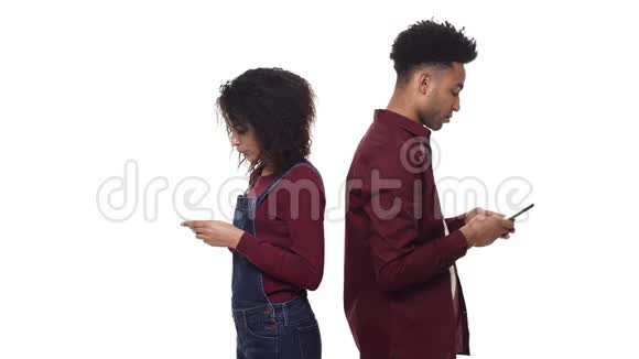 年轻的非裔美国夫妇在约会时玩他们的手机视频的预览图