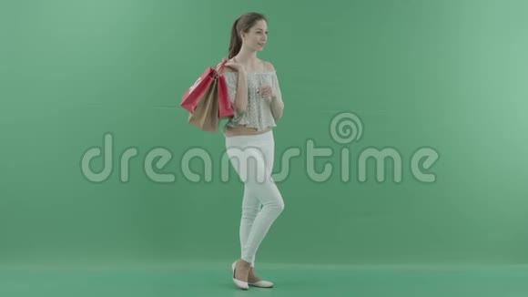 虚拟环境中绿色屏幕上拎包的女人视频的预览图
