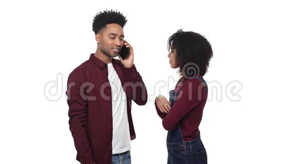 年轻的非裔美国人夫妇在约会时玩手机视频的预览图