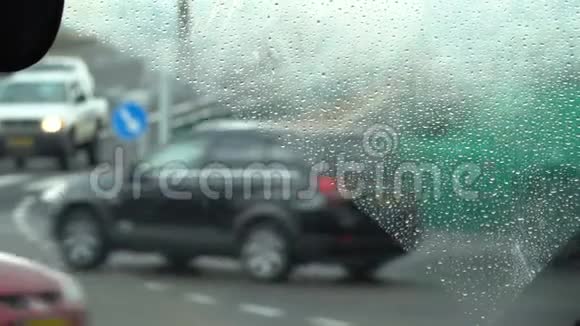 在雨天开车从驱动角度查看雨溅到挡风玻璃上视频的预览图