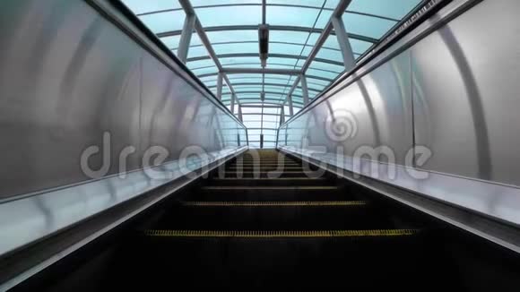 向上移动自动扶梯机械电子公共区域的楼梯和自动扶梯4K视频的预览图