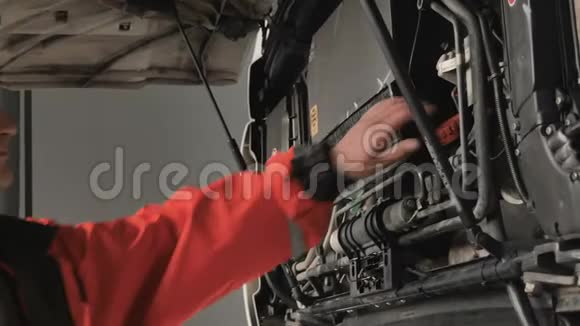 汽车修理工检查卡车引擎盖下的东西视频的预览图