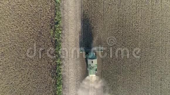 秋收大豆收割季节联合收割机在田间作业的鸟瞰图视频的预览图