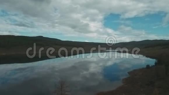 空中观山湖美丽的云彩反射在水面上岸上的针叶林视频的预览图