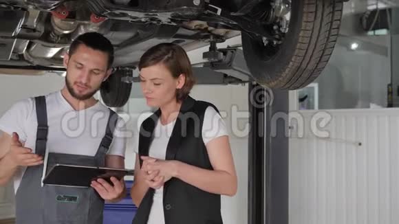 女性车辆故障汽车服务专业维修人员概念汽车服务工作者建议客户视频的预览图
