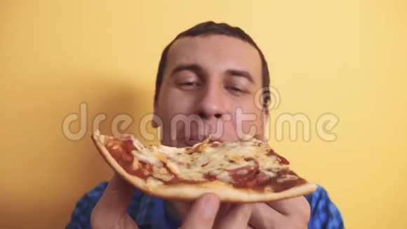 匹萨快乐的男人吃一片披萨的概念男性饥饿吃一片比萨饼慢视频生活方式视频的预览图