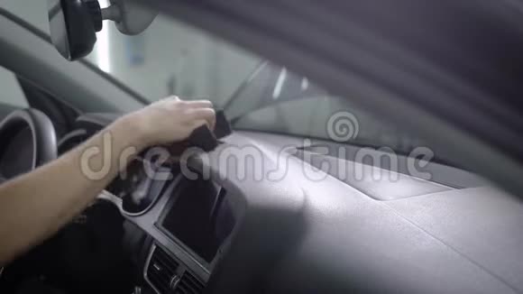 瓦舍曼正在用黑色海绵擦拭现代汽车的控制面板坐在里面特写视频的预览图