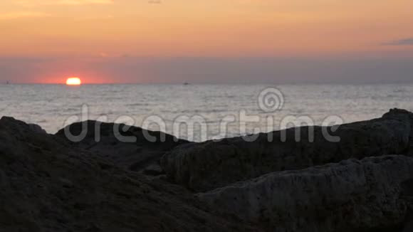 美丽的日落或海上日出保加利亚黑海视频的预览图