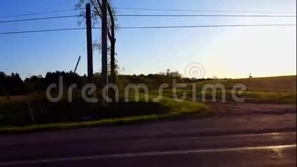 日侧观带动乡村道路驾驶POV驾驶过往乡村视频的预览图