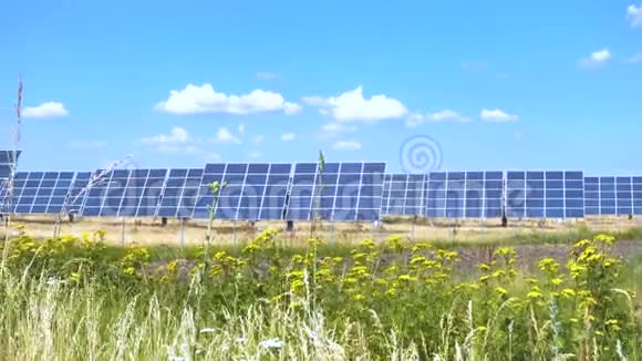 阳光明媚蓝天下的太阳能电池板视频的预览图