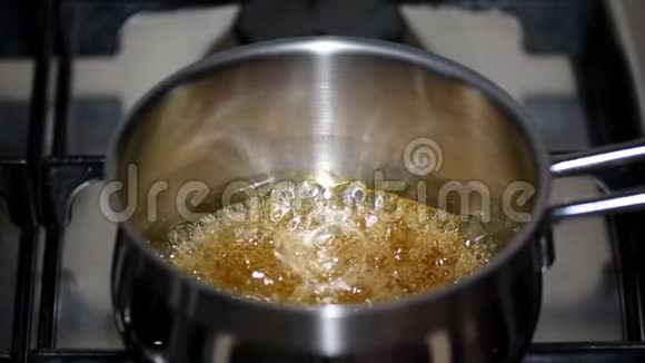 厨房上的焦糖炒锅视频的预览图