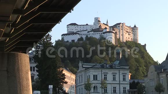 从卡罗林桥到奥地利萨尔茨堡霍亨萨尔茨堡堡垒的景色视频的预览图
