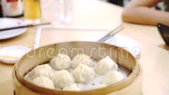中国竹筒蒸点心视频的预览图