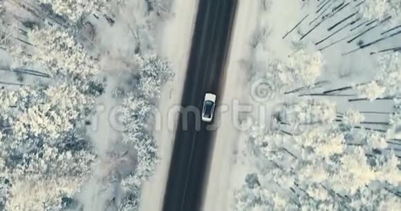汽车行驶在一条被积雪清扫过的乡间小路上视频的预览图