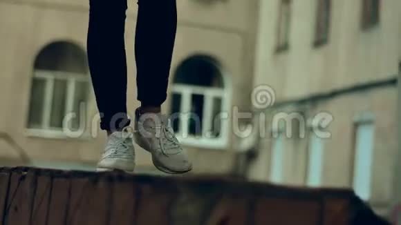 穿着运动鞋的女孩在街上散步视频的预览图