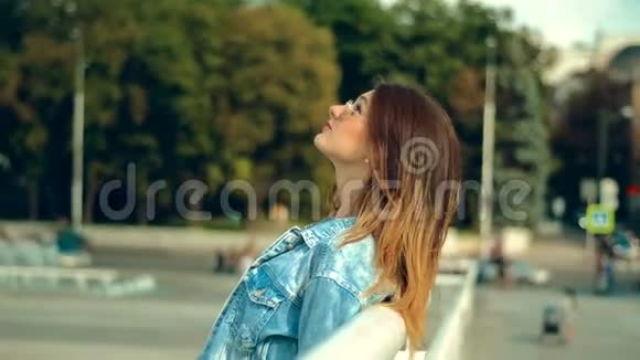年轻的金发女郎戴着圆太阳镜和牛仔裤夹克视频的预览图