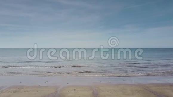 蓝天下无边的海水浴场视频的预览图