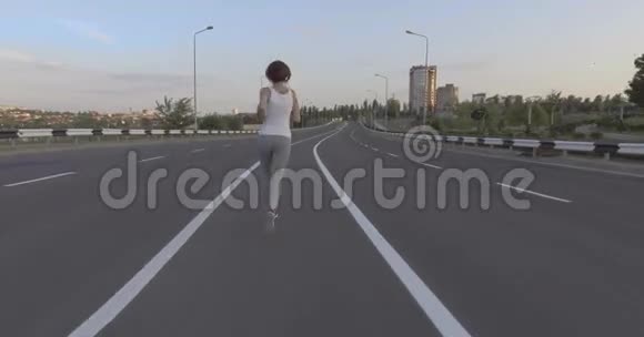 一个女孩在公园慢跑视频的预览图
