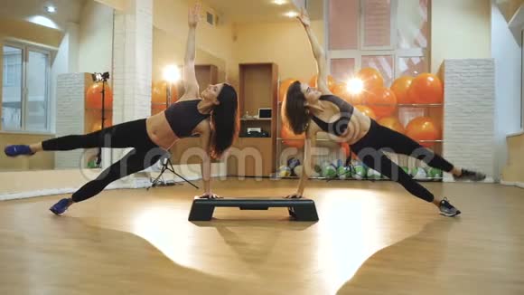 CardioStep女孩做运动减肥瘦身健身操跳舞年轻女性做有氧运动视频的预览图