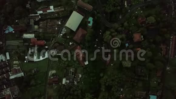 塞马朗拥挤别墅的空中镜头视频的预览图