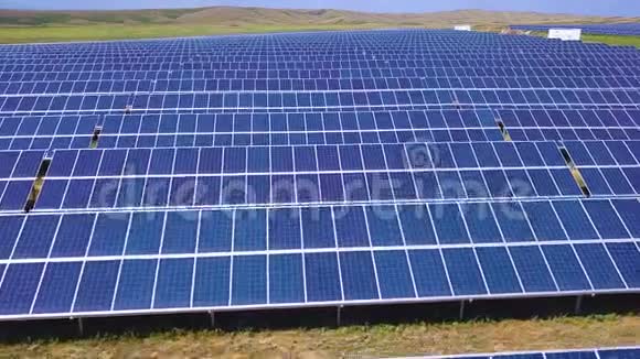 美国大型工业太阳能农场生产集中太阳能视频的预览图