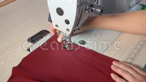 女裁缝缝在一台工业缝纫机上动作快视频的预览图