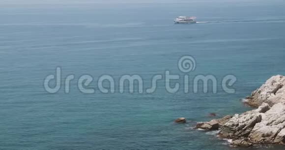 托马尔西班牙吉罗纳浮在巴利阿里海上的游船春天的西班牙自然和夏天的洛基视频的预览图