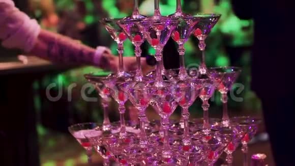 带有马丁尼鸡尾酒的眼镜具有紫外线颜色照明剪辑香槟滑梯金字塔或喷泉视频的预览图