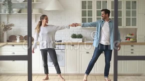 幸福浪漫的年轻夫妻在厨房跳舞视频的预览图