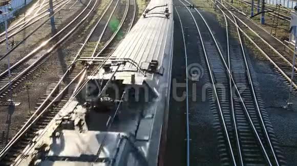 乘火车经过视频的预览图