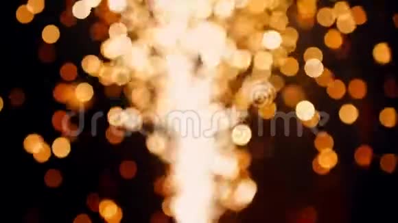 圆圈波克模糊的金色烟花灯光抽象的背景视频的预览图