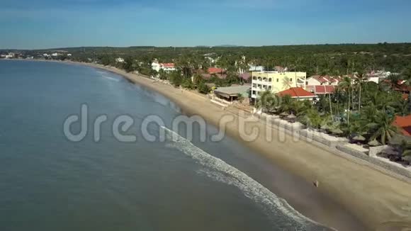 美丽的酒店平静的海洋海景海滩视频的预览图