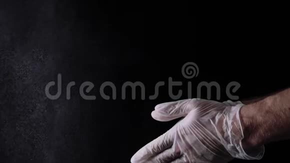 厨师用手擦拭面粉的特写镜头框架缓慢运动的尘埃颗粒拍厨师厨师拍手视频的预览图