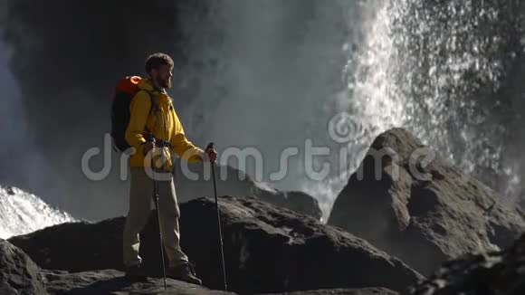 一个男性徒步旅行者缓慢地观看一个大瀑布视频的预览图