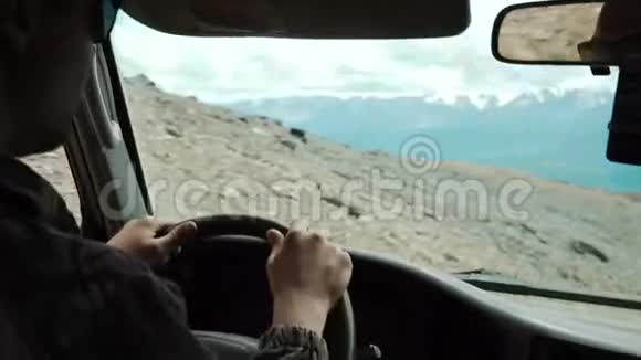 从SUV车内观看部分内部和镜子与司机男性手在方向盘上的危险直视频的预览图