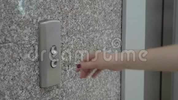 女性手按电梯呼叫按钮视频的预览图